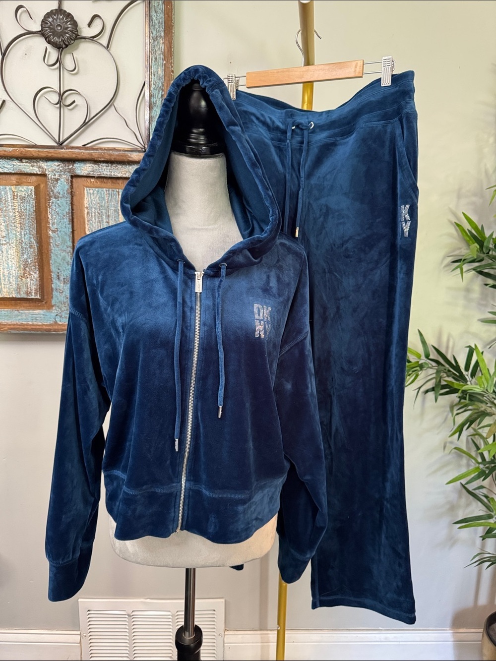 DKNY Navy Blue Velour Hoodie & Track Pants yoga loungewear Set like new M/L